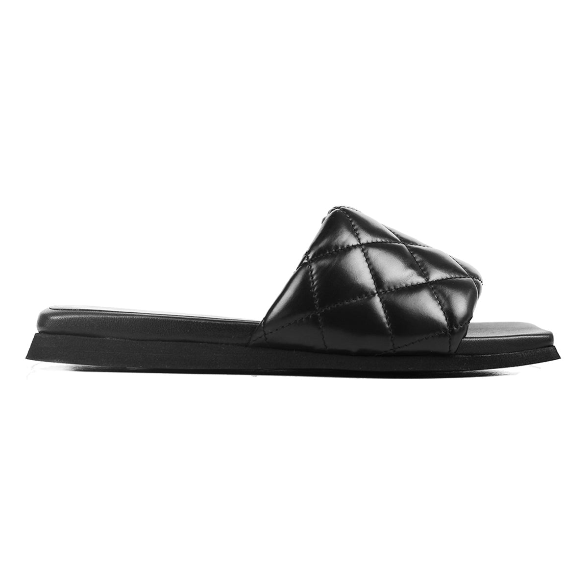 Flat sandal in black quilted leather